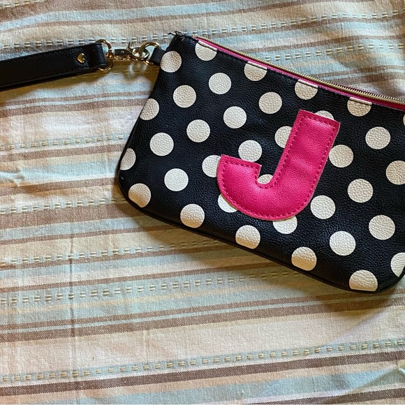 BETSEY JOHNSON Black & White
Polka Dot “J” Bownanza Wallet
Wristlet 9" x 6". - Picture 2 of 16